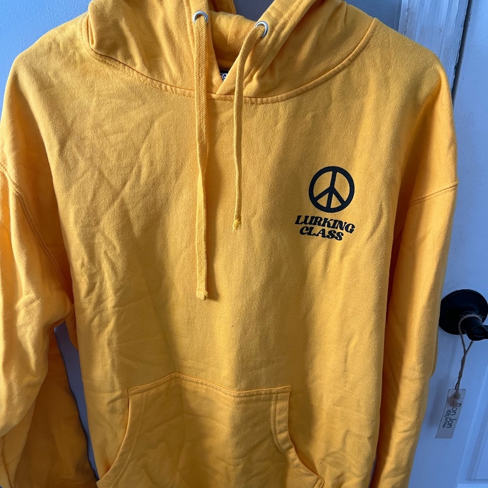 XL Lurking Class gold hoodie